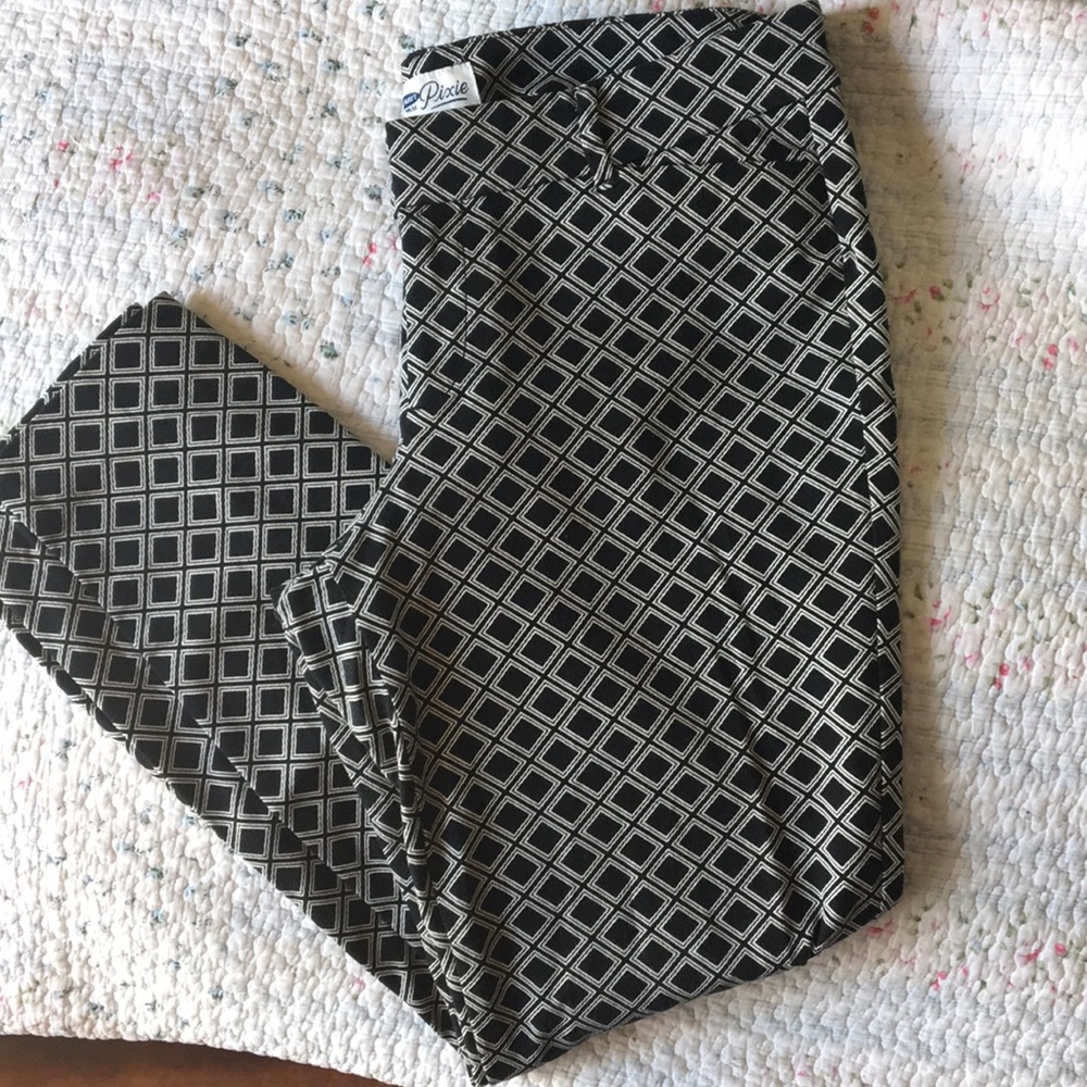 Black & White Patterned Pixie Ankle Pants 8